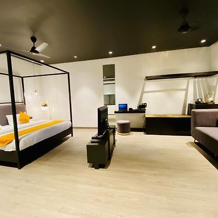 Hotel Madhav'S Lap Of Luxury Moradabad Exterior foto