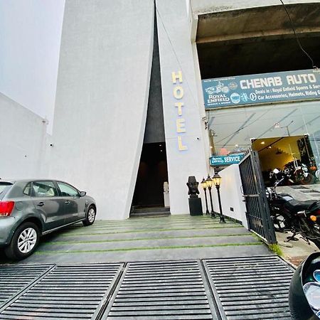 Hotel Madhav'S Lap Of Luxury Moradabad Exterior foto