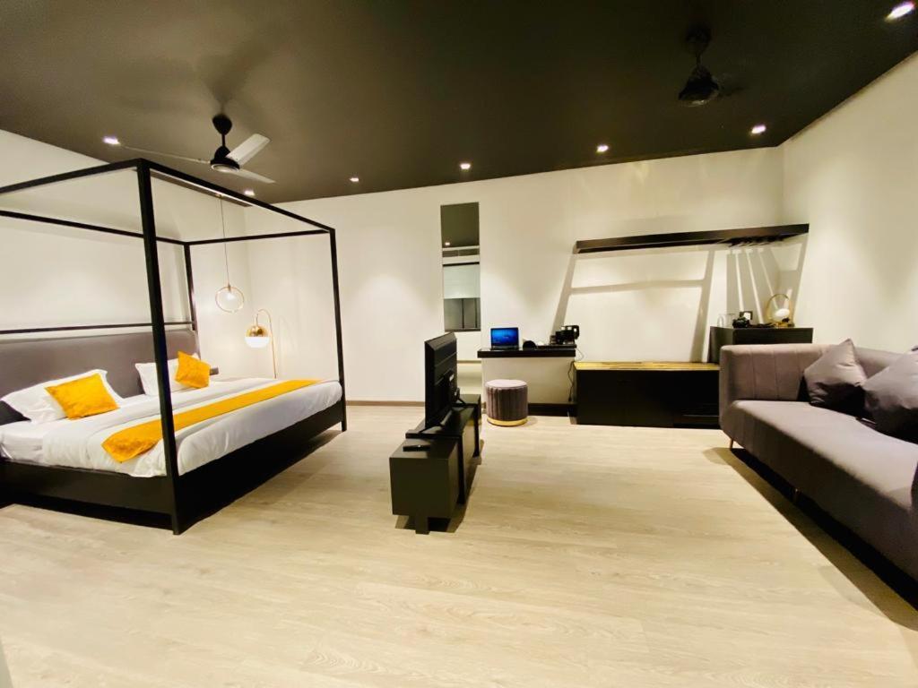 Hotel Madhav'S Lap Of Luxury Moradabad Exterior foto